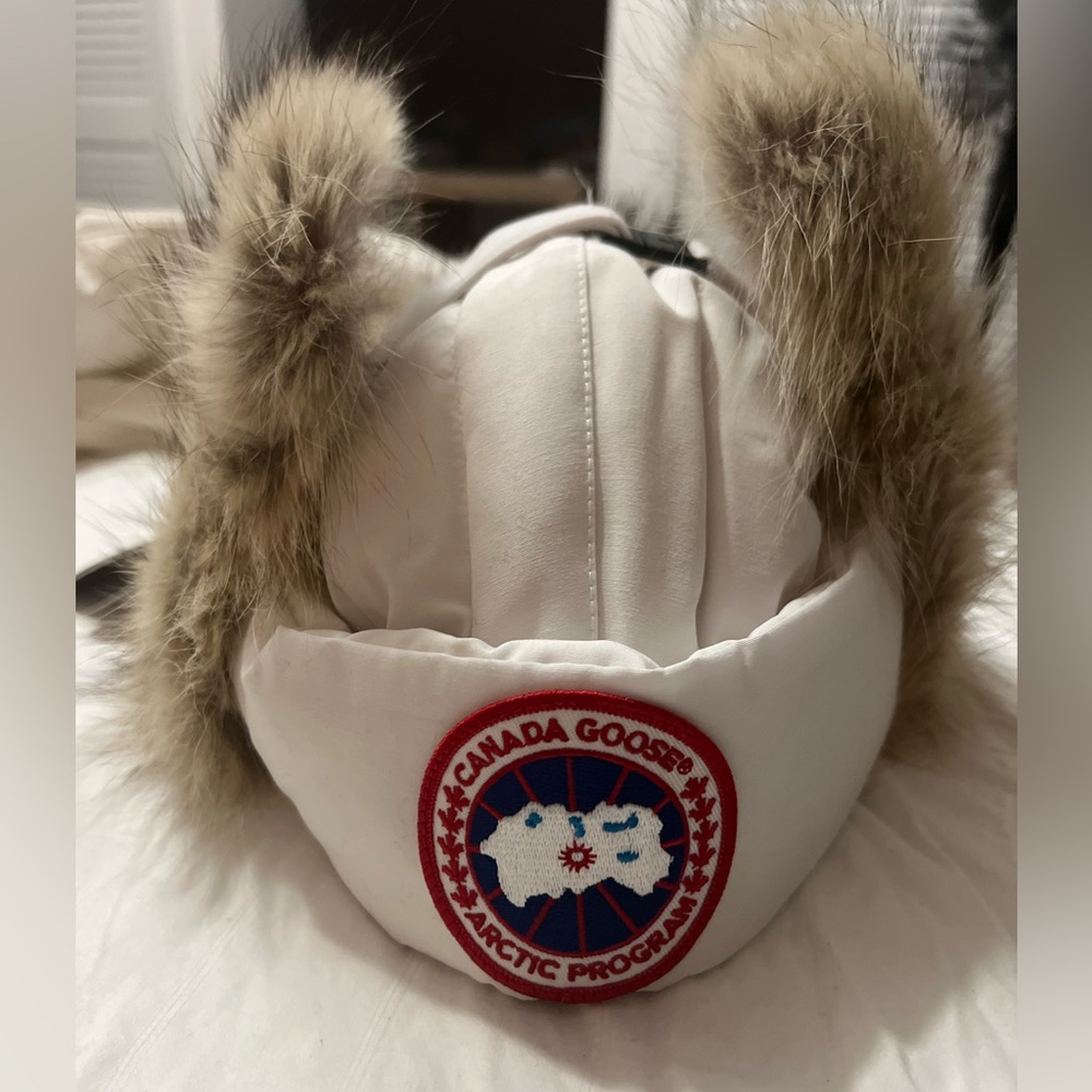 COPY - Canada Goose NWT Aviator 2-ways Coyote fur hat